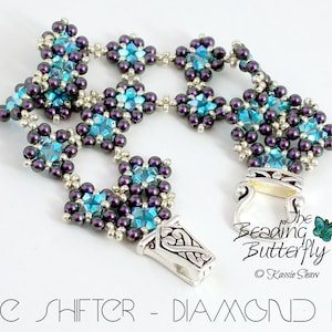 Könnte beinhalten: Ein Armband aus Perlen mit einem silbernen Verschluss. Das Armband besteht aus dunkelvioletten und hellblauen Perlen in einem Diamantgittermuster. Der Text "The Beading Butterfly" ist auf dem Verschluss sichtbar.