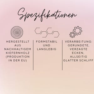 May include: A graphic with the word "Spezifikationen" at the top. Below are three columns with text and icons. The first column says "HERGESTELLT AUS NACHHALTIGEM KIEFERNHOLZ (PRODUKTION IN DER EU)". The second column says "FORMSTABIL UND LANGLEBIG". The third column says "VERARBEITUNG: GERUNDETE, VERZAGTE ECKEN, ALLSEITIG GLATTER SCHLIFF".