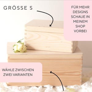 May include: Two unfinished wooden boxes, one atop the other, with dovetail joints. The top box is labeled "GR&Ouml;SSE S". Text on a pink background reads "F&Uuml;R MEHR DESIGNS SCHAUE IN MEINEM SHOP VORBEI" and "W&Auml;HLE ZWISCHEN ZWEI VARIANTEN". A white rose rests on the lower box.