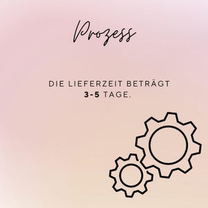 May include: A digital graphic with the word "Prozess" in cursive script at the top. Below, the text "DIE LIEFERZEIT BETR&Auml;GT 3-5 TAGE." is displayed. Two black gear icons are at the bottom right corner, set against a gradient pink background.