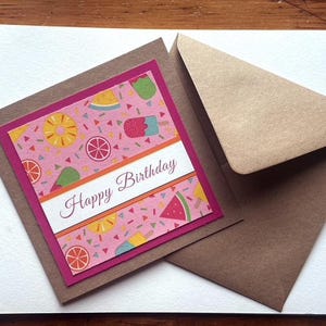 Cartão de felicitações divertido com tecido rosa brilhante e design de picolés de frutas coloridas - perfeito para celebrações de verão e desejos doces!