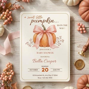 Puede incluir: Una tarjeta de invitación rectangular para baby shower con una ilustración de una calabaza naranja con un gran lazo rosa. El texto dice: a sweet little pumpkin... is on the way! Join us for a baby shower honoring: Bella Cooper, Sunday, October 20, 2:00 PM, 123 Anywhere St., Any City, ST 12345, Rsvp: +123-456-7890.
