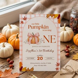 Puede incluir: Una tarjeta de invitación de cumpleaños rectangular con un fondo de cuadros rosa claro y un marco arqueado. El texto dice: our little Pumpkin is turning ONE, JOIN US TO CELEBRATE, Sophhia's 1st Birthday, SUNDAY OCTOBER 20 2:00 PM.