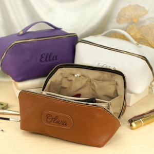 Personalisierte Make-up-Tasche mit eingraviertem Namen, maßgeschneiderte Hochzeit Brautjungfer-Beutel, Lederkosmetiktasche für Frauen, Reise-Aufbewahrungs-Organisator