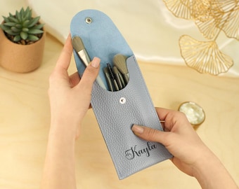 Personalized Leather Makeup Brush Holder, Custom Engraved Travel Pouch for Cosmetics, Handmade Brush Organizer, Gift for Makeup Lovers