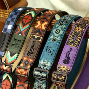 Può includere: Sei cinturini per chitarra con diversi motivi colorati e nomi personalizzati. I nomi sono William, M, Mormon, KN, Emily e un simbolo di chitarra.