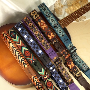 Puede incluir: Seis correas de guitarra coloridas con diferentes patrones y diseños. Las correas están hechas de tela y tienen longitudes ajustables. Las correas tienen nombres impresos en ellas, incluyendo "Samuel", "Megan", "Josh" y "Funk Up".