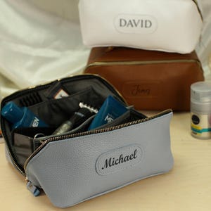 Kulturtasche aus Leder mit individuellem Namen für Herren, personalisiertes Dopp Kit mit bequemem Zugang, Griff und Reißverschluss, Reise-Kulturtasche für Ihn
