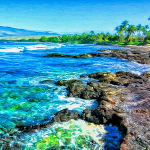 Può includere: Una vista panoramica di una spiaggia tropicale con acqua turchese che lambisce rocce vulcaniche nere. Palme costeggiano la riva e una collina verdeggiante si erge in lontananza.