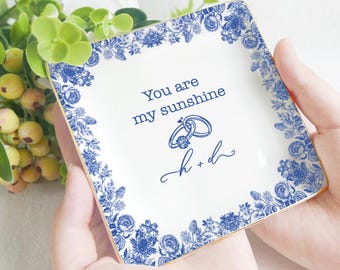 Plato de cerámica personalizado para anillos, plato para baratijas de Toile de Jouy, regalo de boda personalizado, recuerdo vintage francés, bandeja para joyas lista para enviar