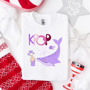 Camiseta Kpop BTS, camiseta para amantes del kpop, camiseta morada de kpop, moda coreana, regalo para ella, camiseta de cómic de Corea, camiseta de dedos coreana