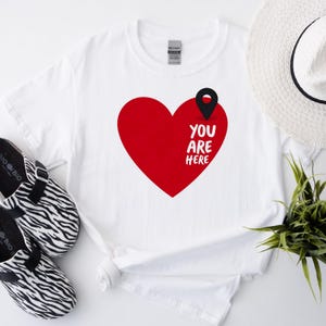 Etiqueta "Estás aquí" con la camiseta "Te amo" - Camiseta minimalista para el día de San Valentín - Camiseta linda con el símbolo del amor - Regalo a juego para parejas - Camiseta para el día de San Valentín