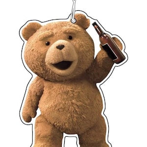 Könnte beinhalten: Ein brauner Teddybär, der ein weißes Hemd trägt und eine braune Flasche in seiner rechten Pfote hält. Der Bär lächelt und hat einen schelmischen Blick.