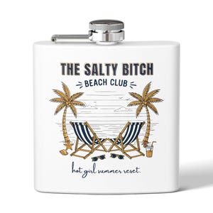 Puede incluir: Petaca blanca con tapón y bisagra plateados. La parte delantera presenta una escena de playa con palmeras, tumbonas y gafas de sol. El texto dice "THE SALTY BITCH BEACH CLUB" y "hot girl summer reset."