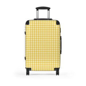 イエローギンガムスーツケース、旅行バッグ、機内持ち込み手荷物、バケーションの必需品、夏の旅行、スタイリッシュなパッキング、新学期用荷物ギフトセット