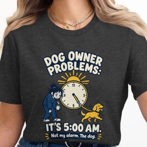 犬の飼い主あるある　午前5時だ、目覚まし時計じゃないよ　子犬の朝の定番Tシャツ