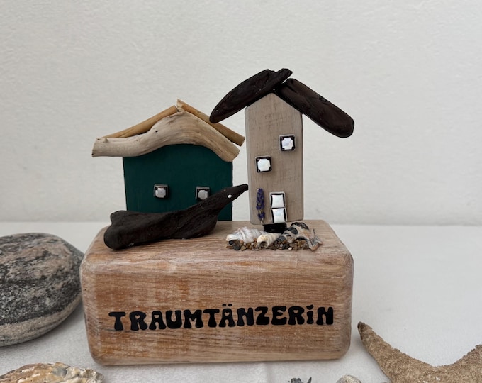 Maritime Deko Handmade mit Treibholz Deko als kleines Geschenk. Eine maritime Tischdekoration mit kleine Deko Häuser aus Holz. Shabby Chic.