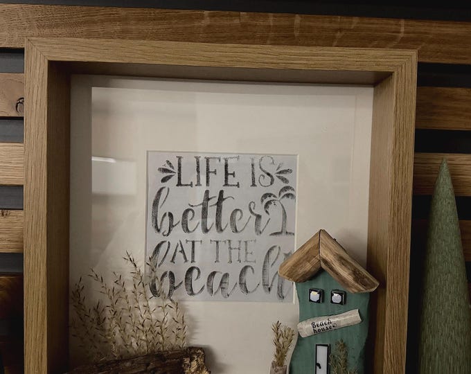 Diese Treibholz Deko ist ein schöne maritime Wanddeko mit kleine Holzhäuser. Diese Bilderrahmen Collage eignet sich als maritmes Geschenk.