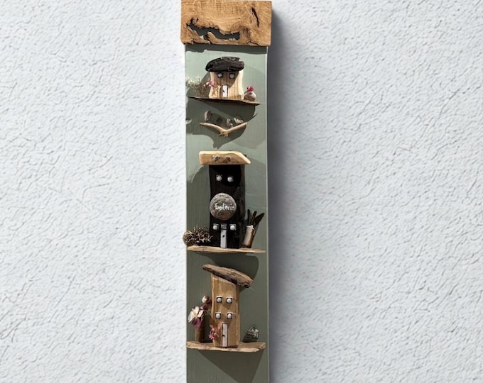 Kleine Häuser aus Holz als maritimes Wandbild mit Treibholz Deko und Strandfunde der dänischen Küste 66cm. Hygge Deko - Wetterfeste Deko