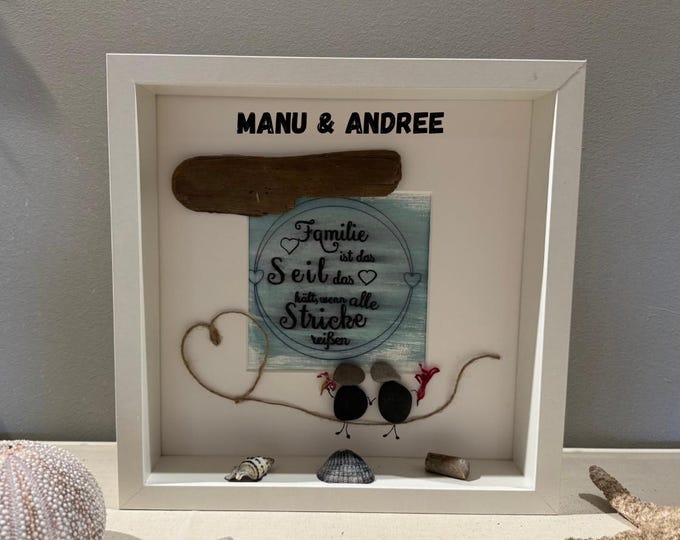 Personalisierter Bilderrahmen 27cm weiß, handgemalte Bilder mit Steinbild und Spruch Familie. Deko für Fensterbank innen, maritimes Wandbild