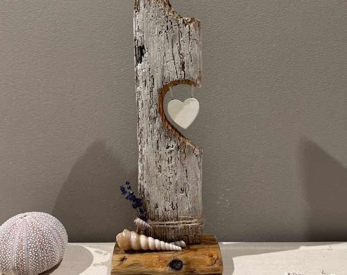 Treibholz Deko 34 x 13 x 8 cm mit Herz von der dänischen Küste. Maritime Deko - Handmade Geschenke - Fensterbank Deko - Deko aus Holz