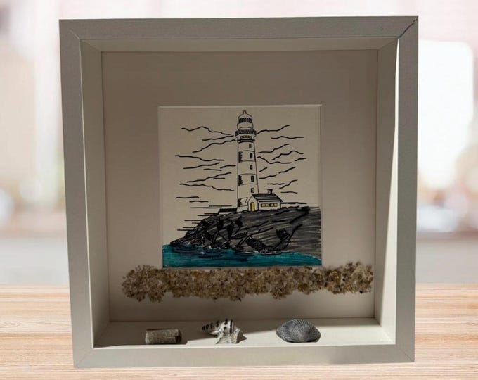 Personalized maritime decoration as a gift featuring a lighthouse. Decorated with Baltic Sea and North Sea beach finds.