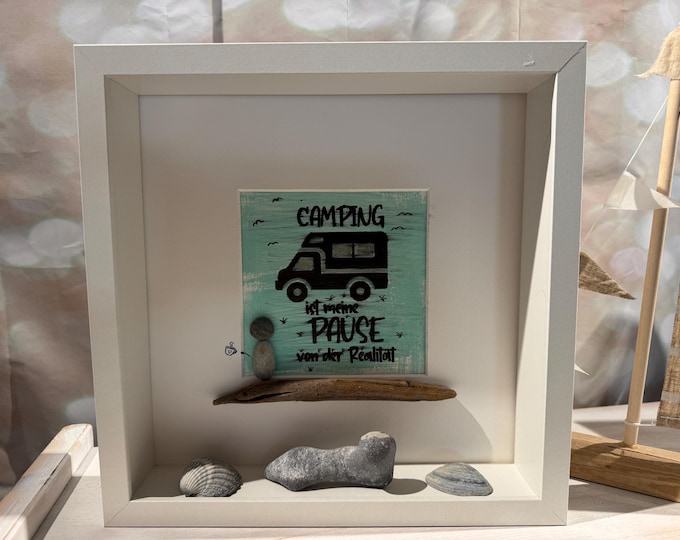 Personalisierte Geschenke als Steinbild mit maritime Deko. Ein Camper Geschenk als Weihnachtsgeschenke im Bilderrahmen maritim.
