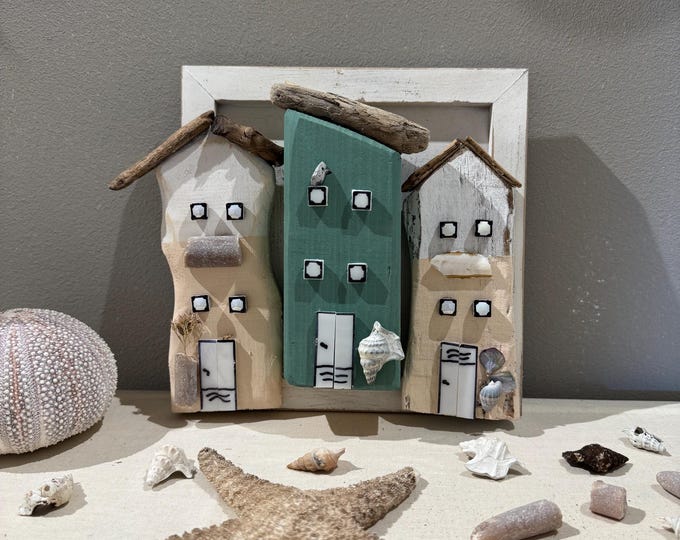 Maritime kleine Deko Häuser aus Holz auf altem Holzrahmen als Wanddeko. Strandfunde, Treibholz und Donnerkeil von der dänischen Küste.