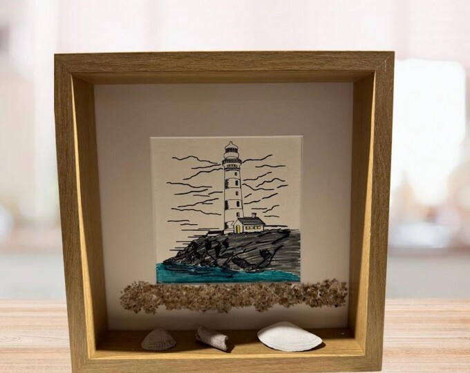 Personalized maritime decoration as a gift featuring a lighthouse. Decorated with Baltic Sea and North Sea beach finds.
