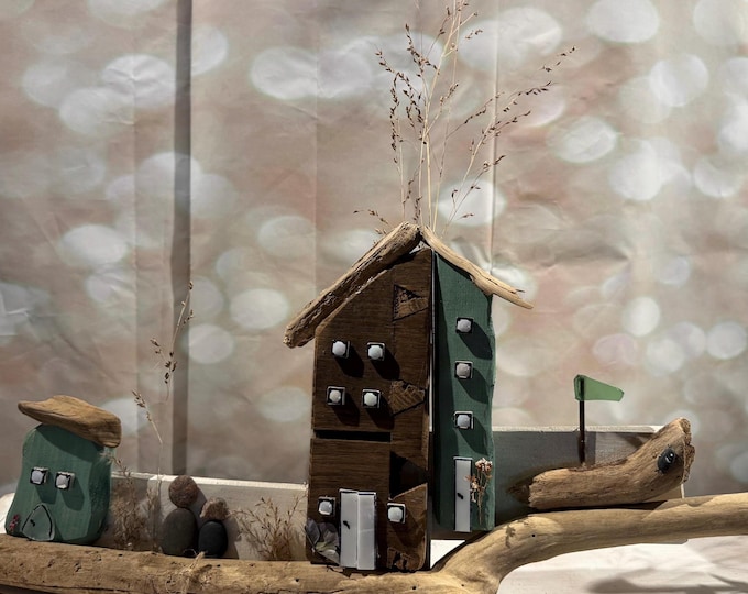 Diese Treibholz Wanddeko ist eine maritime Wanddeko. Mit einem Steinbild und ein kleines Haus ist es ein echtes Unikat.