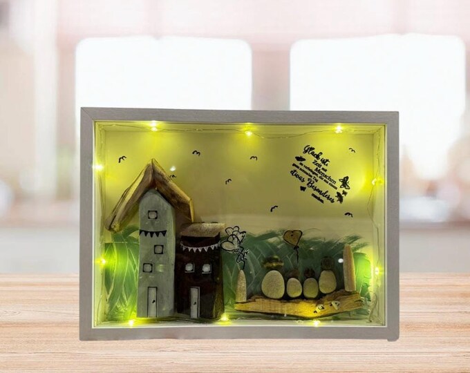 Maritime cottages, houses, and wooden houses with stone pictures and driftwood. Picture frames with maritime decorations featuring beach finds from the Baltic and North Seas.