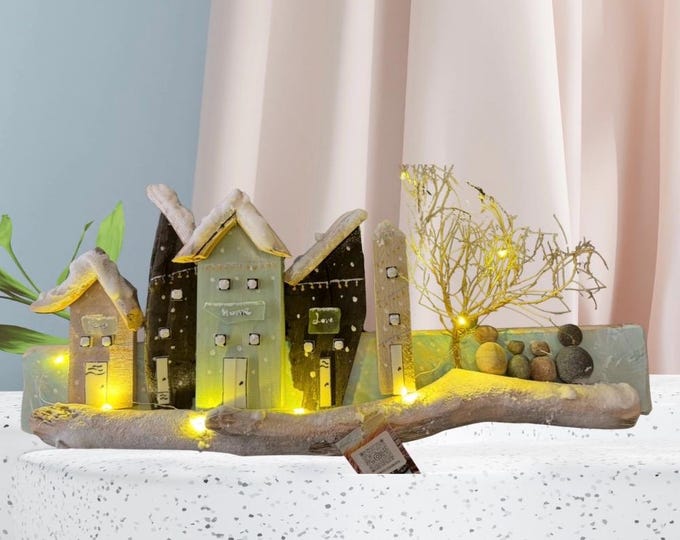 Weihnachtsdekoration als skandinavische Weihnachtsdeko. Beleuchtete Deko Häuser mit Treibholz Deko und maritime Deko als Wand Holz Deko.