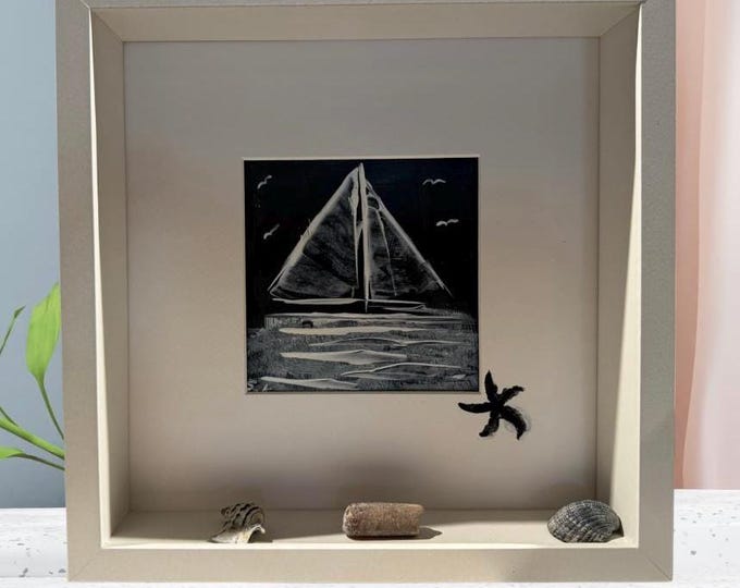 Personalisierte Geschenke als maritime Deko eine minimalistisches Strand Bild für die Wandgeschaltung. Ein hangemaltes Bild mit Segelboot.