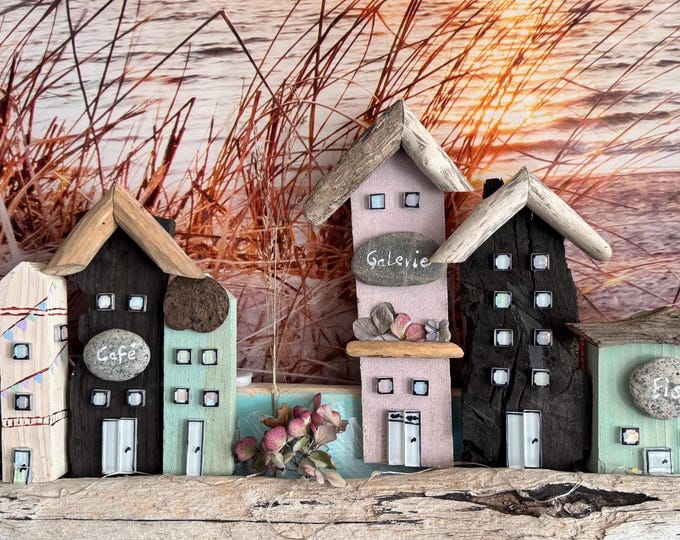 Maritime Deko als kleine Deko Häuser aus Holz, Treibholz Deko. Ein Wand Holz Deko skandinavisch mit Strandfunde als maritimes Wandbild.