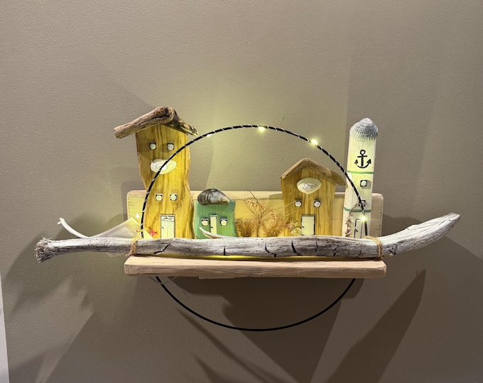 Wanddeko mit kleine Deko Häuser aus Holz  63 cm mit Wandbefestigung und Strandfunde der dänischen Küste. Deko Häuser mit Beleuchtung Maritim