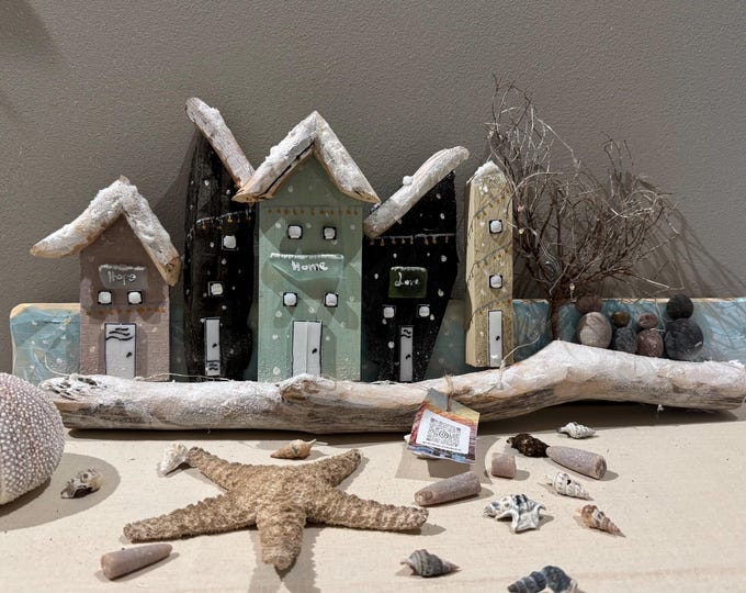 Maritime Wanddeko 56cm beleuchtet; kleine Deko Häuser aus Holz mit Steinbild in einer Winterlandschaft. Treibholz und Strandfunde Dänemark.