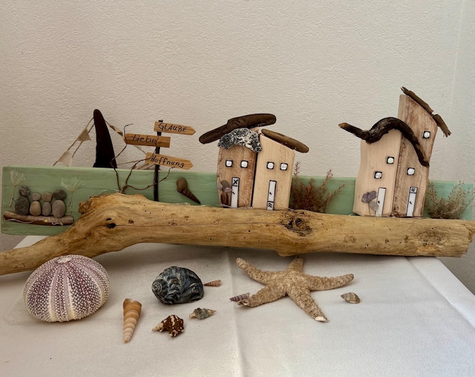 Treibholz deko als maritime Deko mit kleine Deko Häuser aus Holz beleuchtet als Einzugsgeschenk oder als Geschenk für Lieblingsmensch.