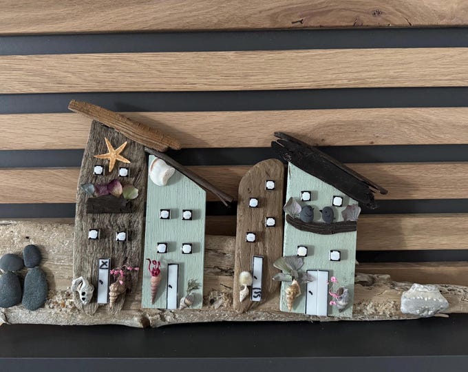 Maritime Häuschen , Holzhaus, Haus mit Ostsee Strandfunde dekoriert und Nordsee Treibholz Deko.