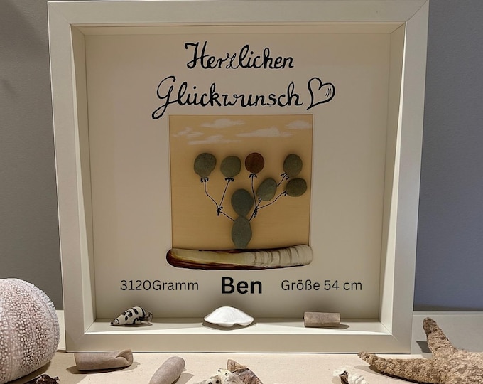 Steinbild Herzlichen Glückwunsch personalisiert, handgemalt im 3D Rahmen 27cm weiß. Mit Strandfunde der dänischen Küste.