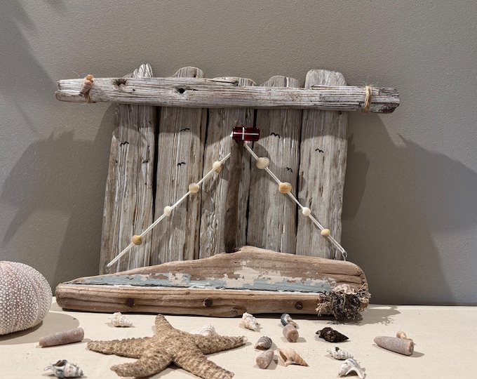 Skandinavische Wanddeko, Segelboot Treibholz 43 cm Handmade als maritime Deko. Mit Strandfunde der dänischen Küste und Fahne aus Glas.