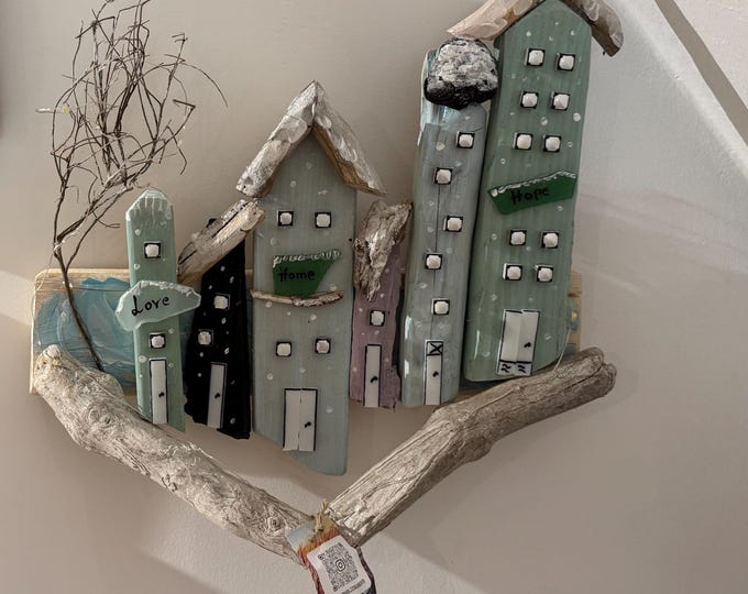 Maritime Wanddeko beleuchtet 40cm; kleine Deko Häuser aus Holz und Treibholz in einer Winterlandschaft, Strandfunde der dänischen Küste.