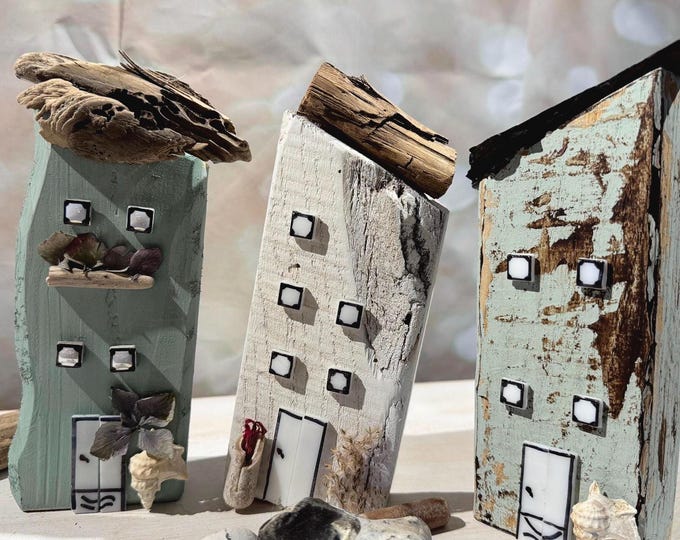 Cottage, house, wooden house in Shabby Chic with beach finds decorated in Scandinavian color and driftwood roof