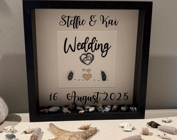 Personalisiertes Steinbild zur Hochzeit handgemalt 27cm schwarz, mit Strandfunde der dänischen Küste. Hochzeit personalisiert - Handmade