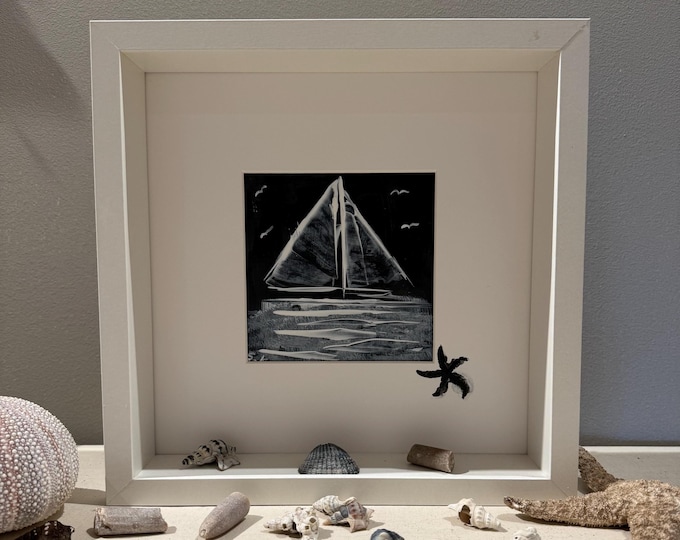 Maritime Wanddeko 27cm weiß Personalisierte Bilderrahmen. Handmade Geschenke - handgemalte Bilder - Segelboot gemalt - Deko mit Strandgut