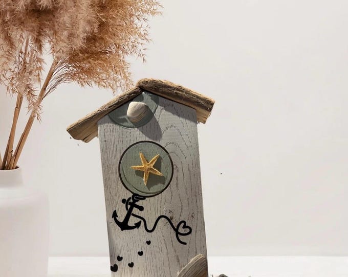 Handmade Holzhäuschen mit maritime Deko und Treibholz Deko als Geschenk für Freundin. Kleine Deko Häuser aus Holz als kleines Geschenk.