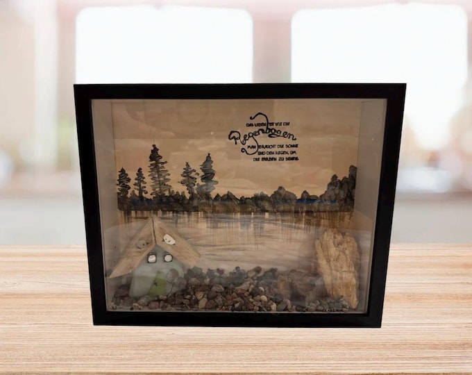 Shabby chic house with North Sea driftwood and Baltic Sea stones. Picture frame with saying and hand-painted sea.