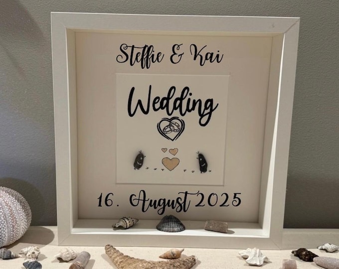 Personalisiertes Steinbild zur Hochzeit handgemalt 27cm weiß, mit Strandfunde der dänischen Küste. Hochzeit personalisiert - Handmade