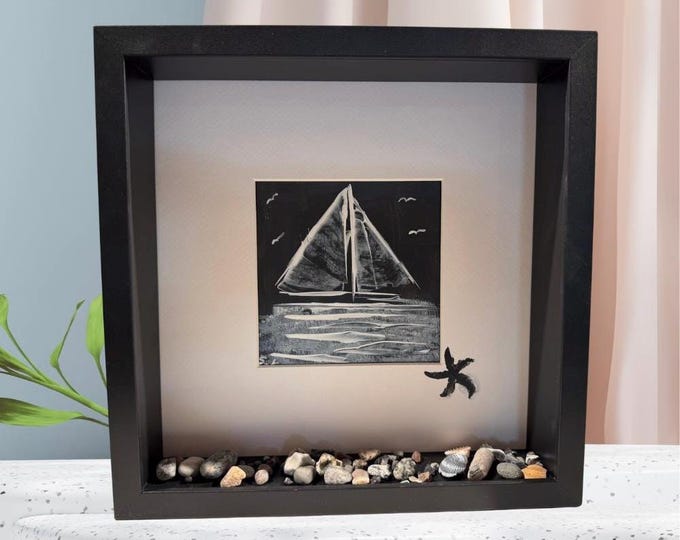 Personalisierte Geschenke als maritime Deko eine minimalistisches Strand Bild für die Wandgeschaltung. Ein hangemaltes Bild mit Segelboot.