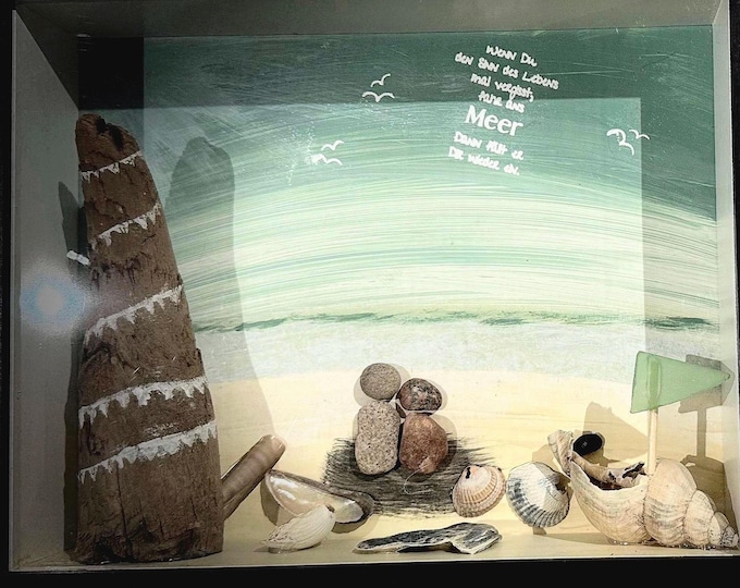 Maritime stone picture, pebble picture with driftwood and beach finds from the Baltic and North Seas. Hand-painted coast with a nautical saying.