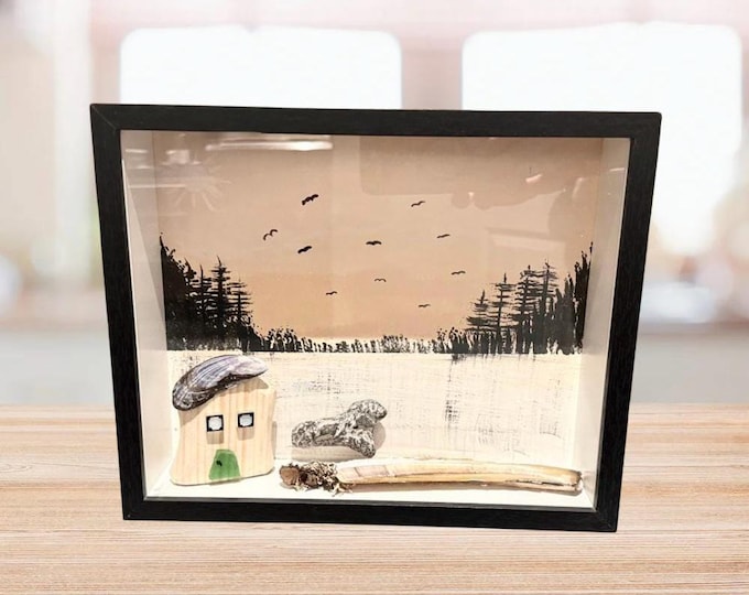 Maritime Wanddeko mit Treibholz Kunst. Ein schönes Geschenk für die Freundin oder für dich selber. Sie ist mit Ostsee Strandfunde dekoriert.